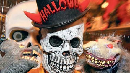 Nicht erschrecken. Masken gehören zu Halloween wie der Kürbis und der Klingelstreich. Rund 200 Millionen Euro geben die Deutschen für das Fest aus.