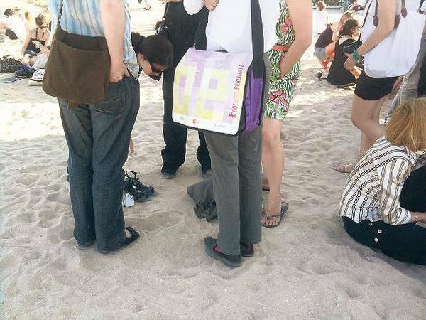 Berlinale-Tasche am Strand von Cannes.