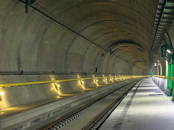Blick in die fertige Röhre des neuen Gotthard-Tunnels.