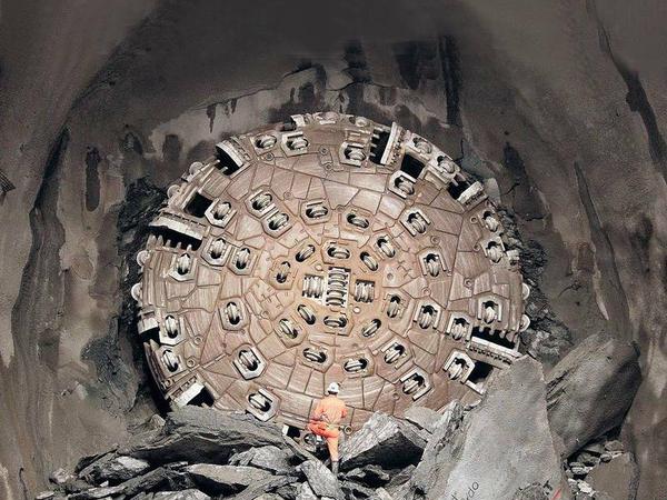 Größter Eisenbahntunnel der Welt. "Sissi" hat sich mehrere Jahre lang durch die Schweizer Alpen gefressen.