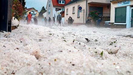 Hagelkörner in großen Massen lagen in den Straßen von Wiesbaden. 