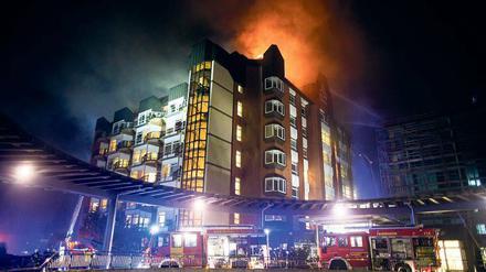 Lodernde Flammen. Die Bochumer Feuerwehr musste in der Nacht 180 Patienten aus dem brennenden Krankenhaus retten.