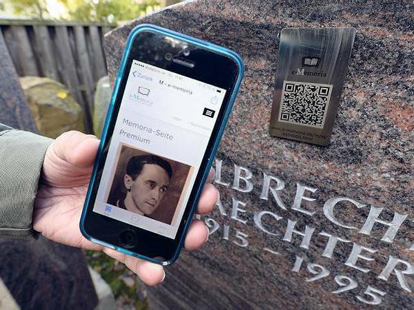 Neuer Trend in Deutschland. Über Handy können sich Grabbesucher per QR-Code über den Toten informieren und Fotos anschauen.