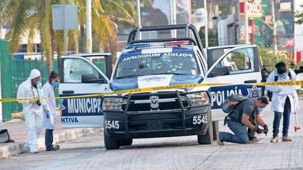 Spurensuche nach dem Anschlag. Lange blieb der Badeort Cancún vom Krieg der Drogenkartelle verschont, doch jetzt häufen sich die Anschläge auch auf die Patrouillen der Polizei. 