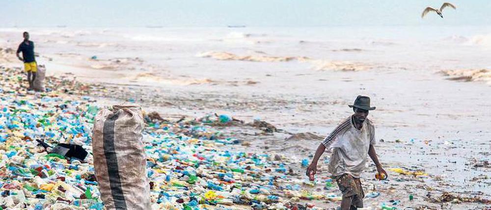Jährlich landen mehr als acht Millionen Tonnen Plastik im Meer – oder wie hier bei Accra, Ghana, an den Stränden. 