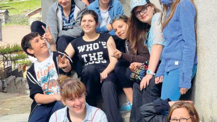 Mishel (zu sehen in der Mitte, im schwarzen T-Shirt), im Mai in Valkosel – umgeben von ihren Berliner Mitschülern und Klassenlehrerin Ruth Winkler-Ristau (unten rechts).