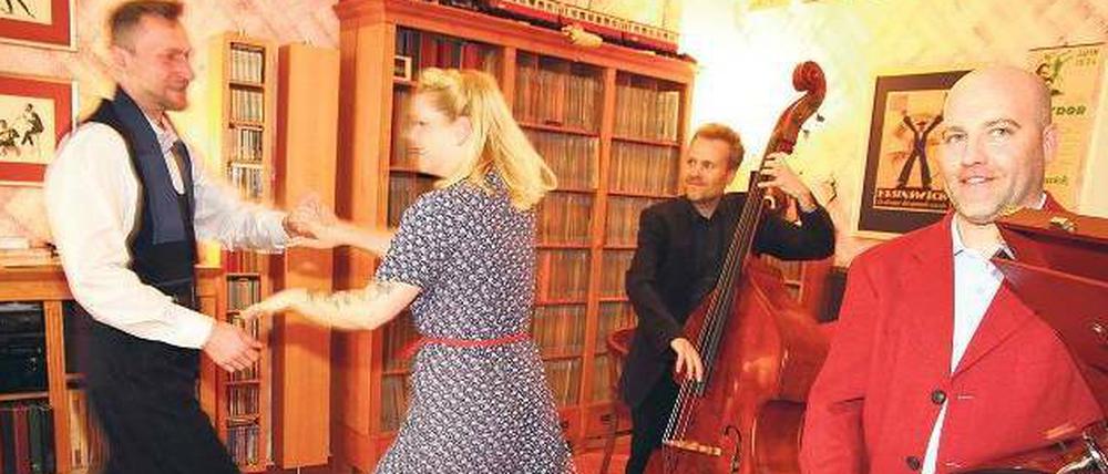HAUPTSACHE, ES SWINGT. Stephan Wuthe und Lieselotte Schmidt in Wuthes Wohnzimmer, mit Zoltán Oláh (Bass) und Martin Zentner (piano).