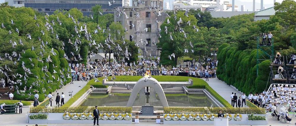 1000 Tauben flogen als symbolische Geste für den Frieden in den Himmel.