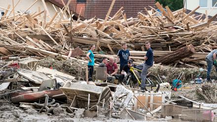 Vor den Häusern in Simbach türmt sich das zerstörte Mobiliar, vernichteter Hausrat.