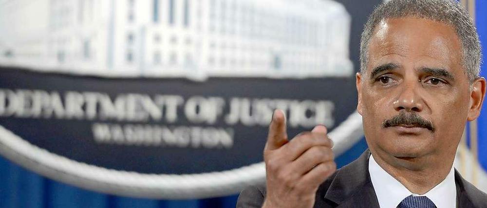 Der amerikanische Justizminister Eric Holder will wissen, warum das Vertrauen in die Polizei in Ferguson so gering ist. Deshalb hat er nun Ermittlungen angekündigt, die die gesamte 53-köpfige Polizeistation am Stadtrand von St. Louis in den Blick nehmen sollen. 