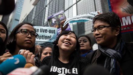 Die misshandelte indonesische Maid Eriwiana (Mitte) nach dem Urteil für ihre Peinigerin in Hongkong 
