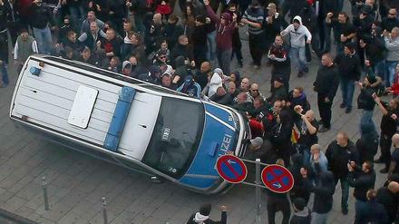 Hooligan-Randale in Köln: Solche Szenen will die Polizei in Hannover mit einem Versammlungsverbot verhindern.