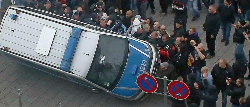 Hooligan-Randale in Köln: Solche Szenen will die Polizei in Hannover mit einem Versammlungsverbot verhindern.