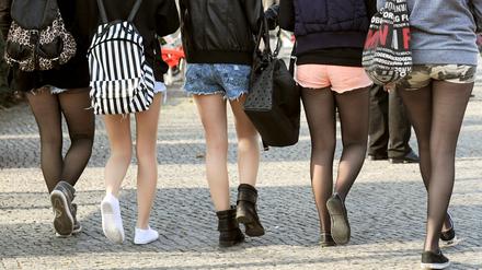 Fünf Mädchen in kurzen Hosen schlendern am 02.04.2014 bei milden Temperaturen durch Berlin. In den Schulen ist eine Debatte ausgebrochen, wie viel Haut dem Unterricht gut tut. 