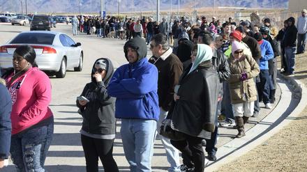 Hunderte Menschen stehen Schlange für ein Lotto-Ticket in San Bernardino, Kalifornien, am Samstag. Es gibt 1.3 Milliarden Dollar zu gewinnen. 