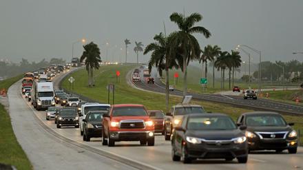 Menschen flüchten in ihren Autos in Florida vor dem extrem gefährliche Hurrikan "Irma"
