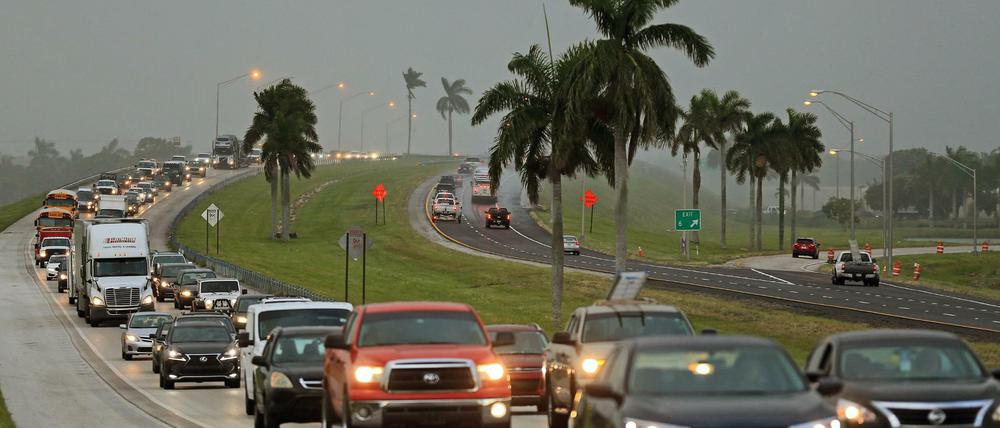 Menschen flüchten in ihren Autos in Florida vor dem extrem gefährliche Hurrikan "Irma"