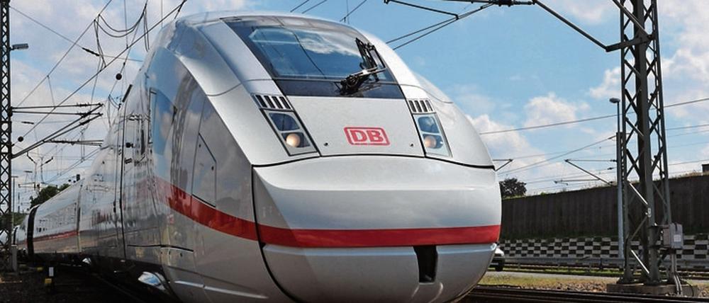 Nach Angaben der Deutschen Bahn saßen rund 200 Reisende am Sonntagmittag in dem ICE.
