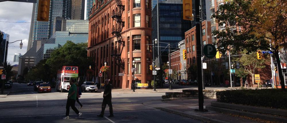 An dieser Ecke entstand einst Toronto, hinter dem Gebäude liegt der Berczy-Park.