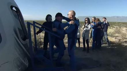 William Shatner und Amazon-Gründer Jeff Bezos nach dem Weltraum-Flug der Blue Origin