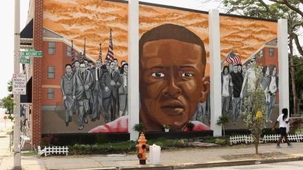 Eine Wandmalerei in Baltimore erinnert an Freddie 'Pepper' Gray. Eine Zeitung hat nun aus dem Autopsie-Bericht zitiert. Wie kam es zum Tode des Afroamerikaners in Polizeigewahrsam.