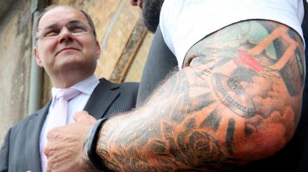 Bundesminister Christian Schmidt (CSU) und der Besitzer des Classic-Tattoostudios, Daniel Krause (r) stellen am Mittwoch in Berlin, unter dem Motto: "Wie gesundheitsschädlich sind Tätowierungen ?", die Informationskampagne "Safer Tattoo" vor.