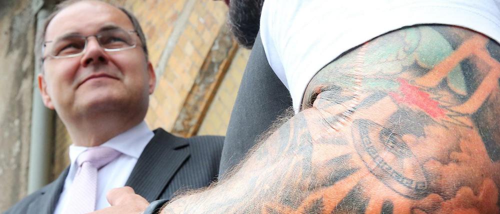Bundesminister Christian Schmidt (CSU) und der Besitzer des Classic-Tattoostudios, Daniel Krause (r) stellen am Mittwoch in Berlin, unter dem Motto: "Wie gesundheitsschädlich sind Tätowierungen ?", die Informationskampagne "Safer Tattoo" vor.