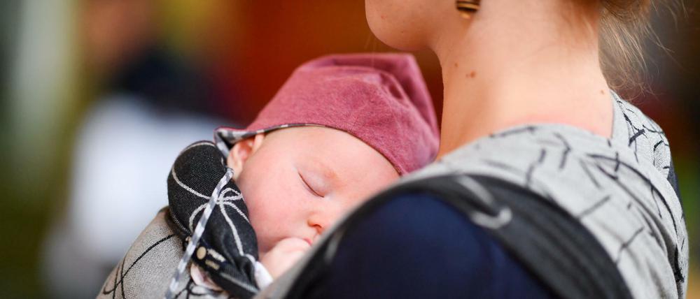 Eine junge Mutter mit Baby: Bitte keine Ratschläge an Eltern, wünscht sich Harald Martenstein.