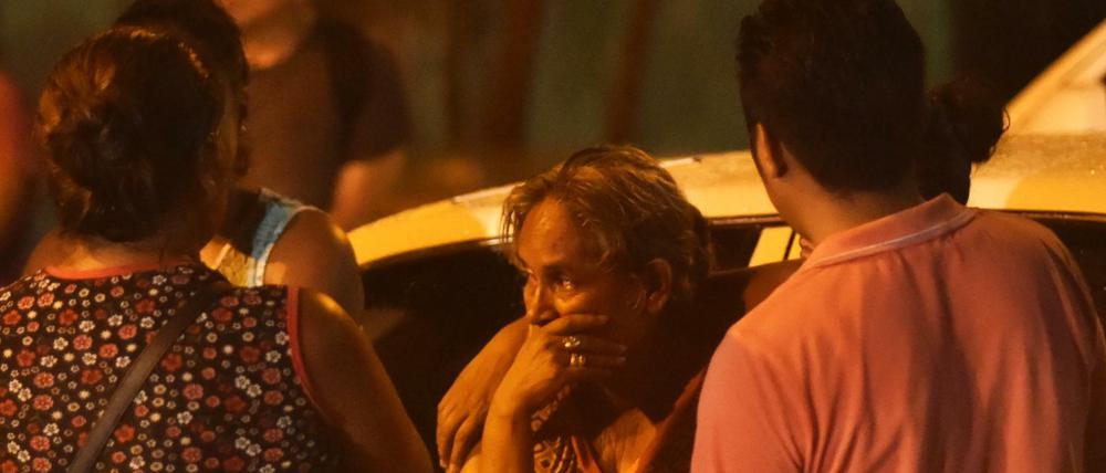 Angehörige von Insassen vor dem Gefängnis in Acapulco, in dem bei einer Auseinandersetzung 28 Personen ums Leben kamen. 