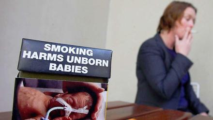 In Australien sind Markenlogos auf Zigarettenschachteln bereits verboten. Irland zieht nun als erstes Land in Europa nach. "Smoking Harms Unborn Babies" (Rauchen verletzt ungeborene Babys), steht auf dieser Schachtel in Canberra. 