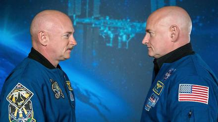 Die Astronauten Mark (l) und Scott Kelly. Scott fliegt zur Internationalen Raumstation ISS, Zwillingsbruder Mark bleibt auf der Erde. 