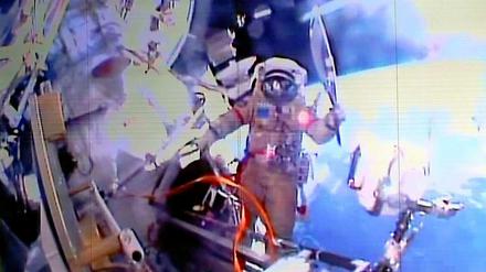 Der russische Kosmonaut Oleg Kotow verlässt mit der Olympischen Fackel die ISS.
