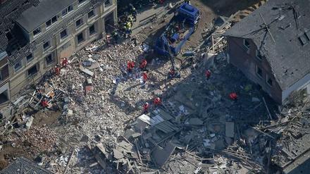  Rettungskräfte durchsuchen am 10.03.2014 in Itzehoe (Schleswig-Holstein) die Trümmer des nach einer Explosion völlig zerstörten Hauses.