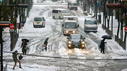 Heftige Schneefälle legten am Freitag Japans Straßen lahm. Eine baldige Besserung ist nicht in Sicht. 