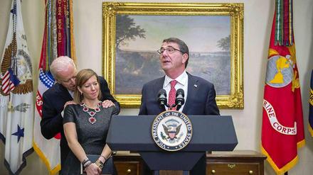 US-Vizepräsident Joe Biden (l) bei der Vereidigungszeremonie des neuen Verteidigungsministers Ashton Carter (r) hinter dessen Ehefrau Stephanie am Dienstag im Pentagon in Washington.