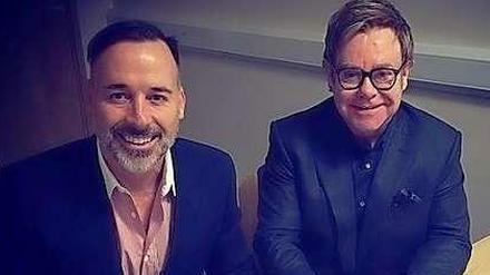 Elton John (r.) und David Furnsih haben geheiratet. Dieses Bild veröffentlichte der Musiker bei Instagram.