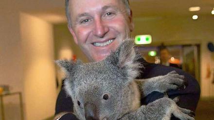 John Key mit einem Koalabären.