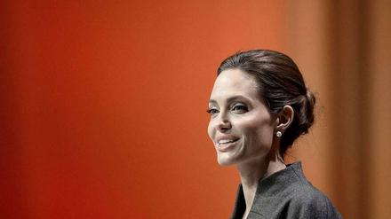 Angelina Jolie ist mehr als Schauspielerin - sie hat unter anderem für Schlagzeilen gesorgt, Regie geführt und Filme produziert, den Hollywood-Schönling Brad Pitt geheiratet, für Menschenrechte und Krebsvorsorge geworben.