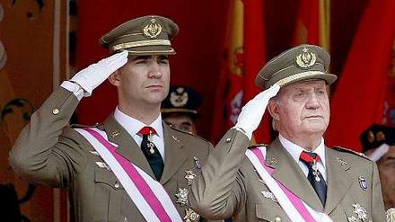 Seit Donnerstag ist Felipe (l.) Spaniens neuer König. Er beerbt seinen Vater Juan Carlos (r.), der wegen einiger Skandale früher als geplant abdankte.