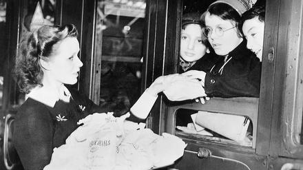 Jüdische Kinder, die vor den Nationalsozialisten geflohen sind, erhalten am Bahnhof von Southampton etwas zu essen, bevor sie nach London weiterfahren. 