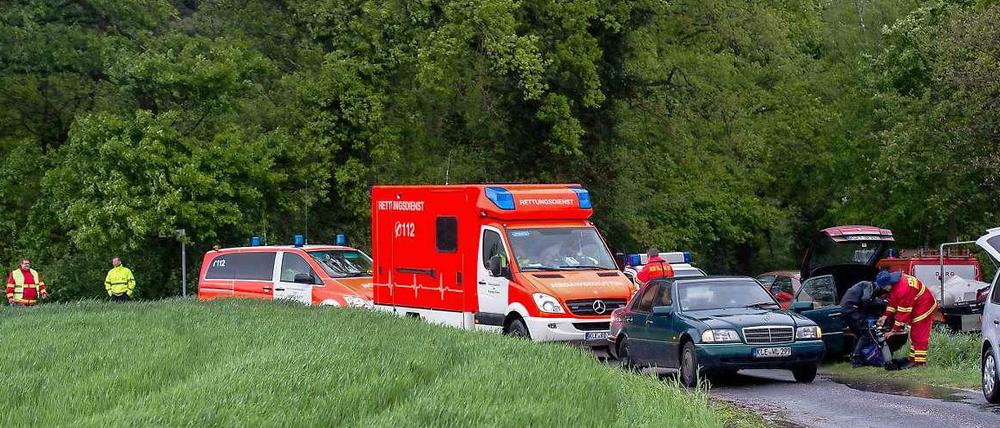 Rettungskräfte stehen am Mittwoch in Straelen (Nordrhein-Westfalen) an der Stelle, wo rund 100 Polizisten das Gelände im Bereich einer Asylunterkunft im Ortsteil Heringen durchgesucht haben. Ein vermisster kleiner Junge ist tot in einem Klärbecken in gefunden worden.