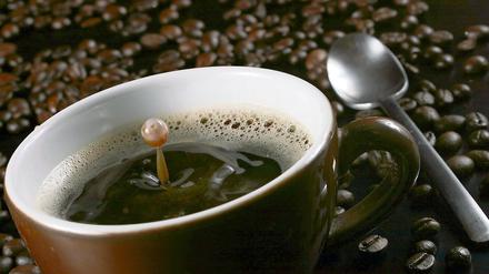 Zur Entkoffeinierung für Schonkaffe wird den Bohnen Dichlormethan zugesetzt - und nachher wieder entzogen.
