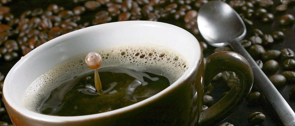 Zur Entkoffeinierung für Schonkaffe wird den Bohnen Dichlormethan zugesetzt - und nachher wieder entzogen.
