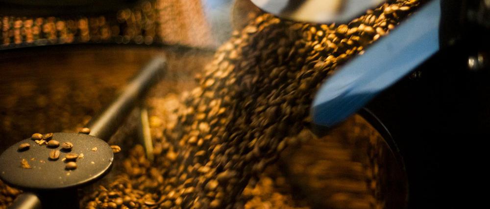  Brasilianische Kaffeebohnen. Die Verbraucher in Deutschland müssen im Juni 2021 für ihr liebstes Getränk wohl tiefer in die Tasche greifen