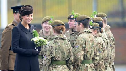 Die schwangere Herzogin Kate verteilt Kleeblätter an Soldaten. 