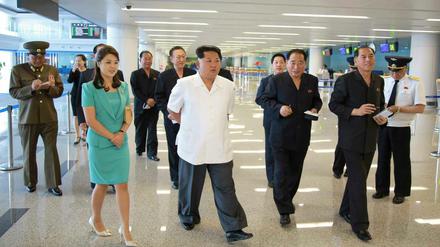 Kim Jong Un inspiziert den neuen Flughafen in Pjöngjang mit seiner Frau Ri Sol Ju am 25. Juni. Zufrieden ist der Diktator von Nordkorea mit dem Projekt nicht. Diverse Medien berichten, der habe den Architekten hinrichten lassen. 