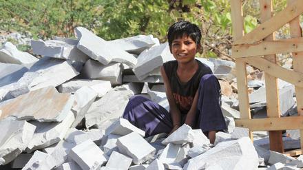 Ein Junge arbeitet in der indischen Provinz Rajasthan in einem Steinbruch.