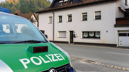 Ein Polizeifahrzeug steht am 13.11.2015 vor einem Haus in Wallenfels (Bayern). Die Polizei hatte in dem Haus sterbliche Überreste von Säuglingen gefunden.