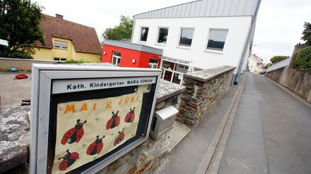 Blick auf die geschlossene Katholische Kindertagesstätte "Maria Königin", aufgenommen am 10.06.2015 in Mainz-Weisenau (Rheinland-Pfalz). In dieser Kindertagesstätte soll es zu sexuellen Übergriffen unter Kindern gekommen sein - Die Kita wurde daraufhin geschlossen.
