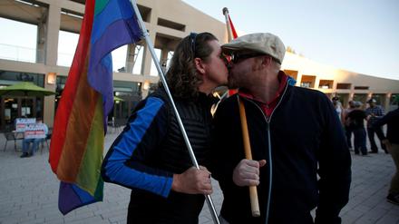 Dieses Pärchen in Salt Lake City hat es schon getan. Demnächst können gleichgeschlechtliche Ehen in 30 Bundesstaaten der USA geschlossen werden.